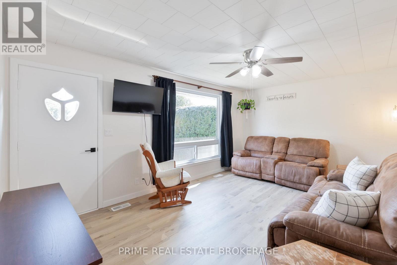 204 Evandale Street, West Elgin, Ontario  N0L 2P0 - Photo 3 - X12930080