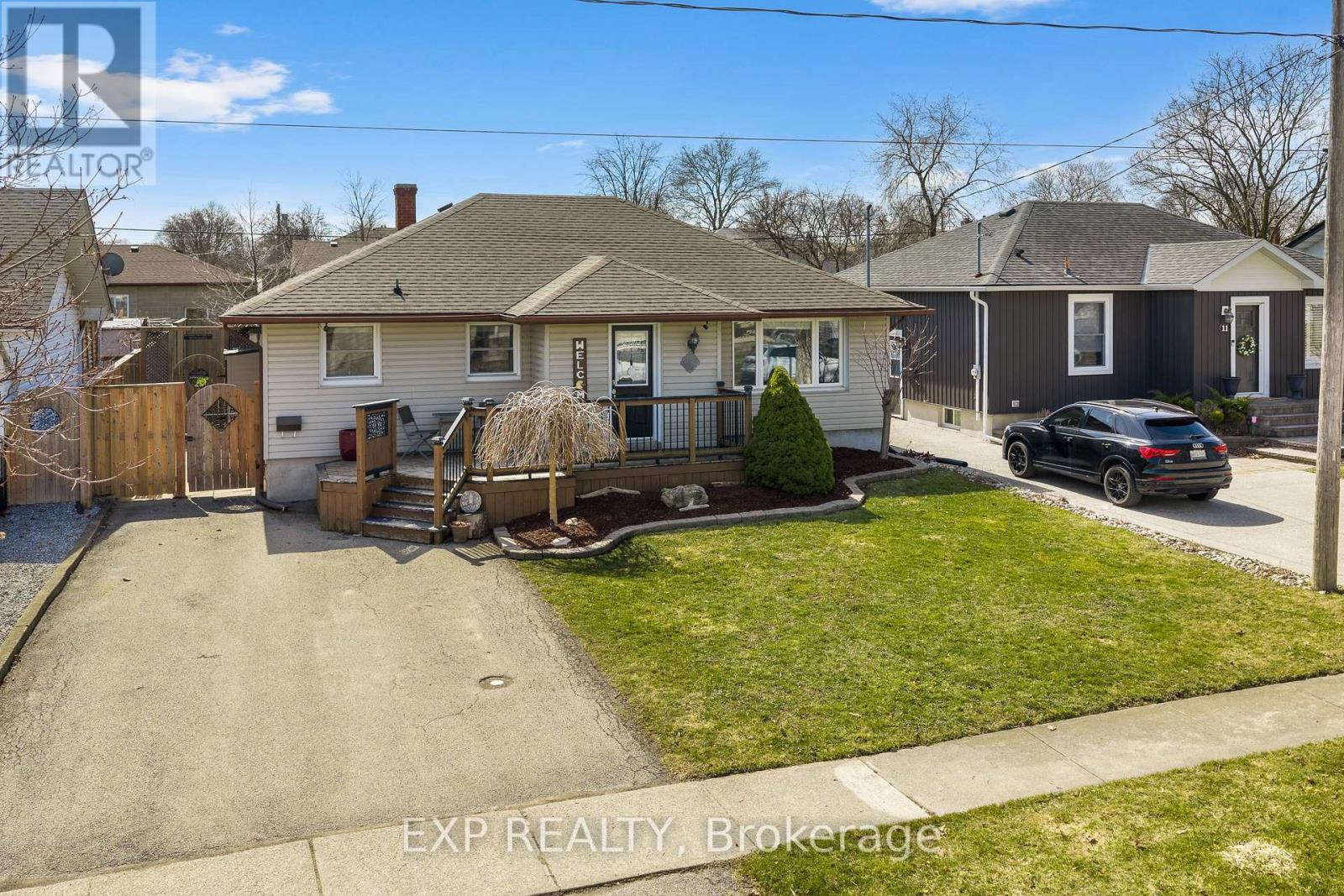 9 Parkdale Drive, Thorold, Ontario  L2V 2N5 - Photo 2 - X12930002