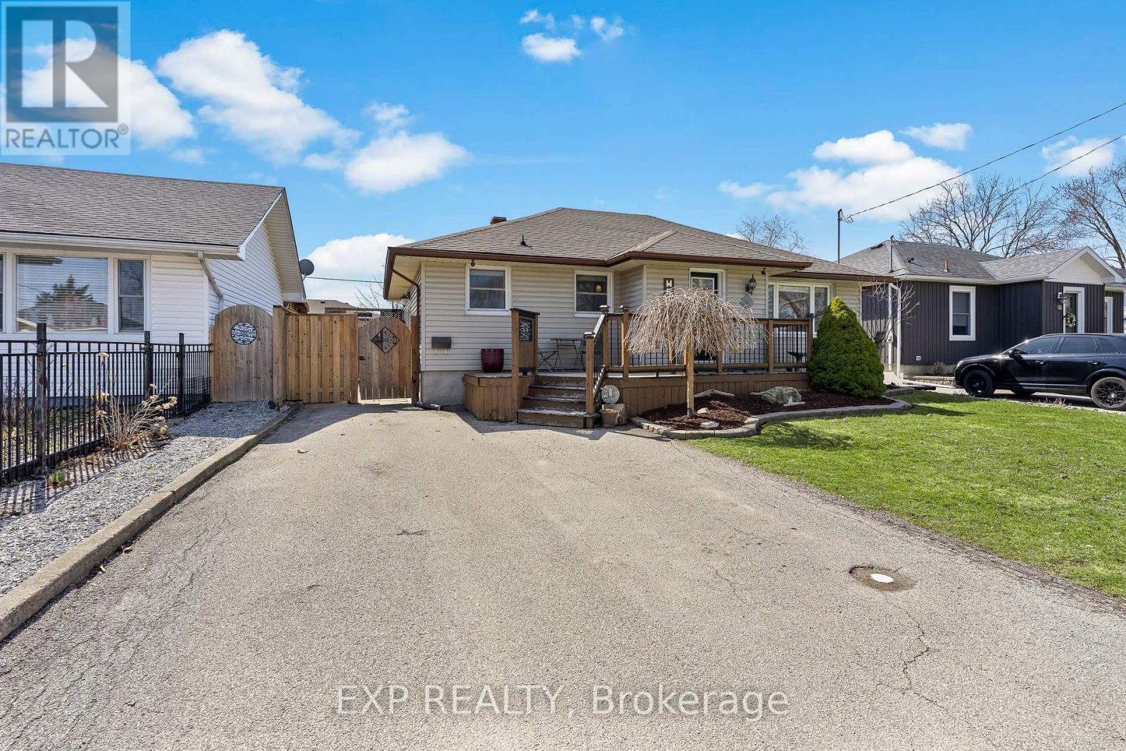 9 Parkdale Drive, Thorold, Ontario  L2V 2N5 - Photo 3 - X12930002