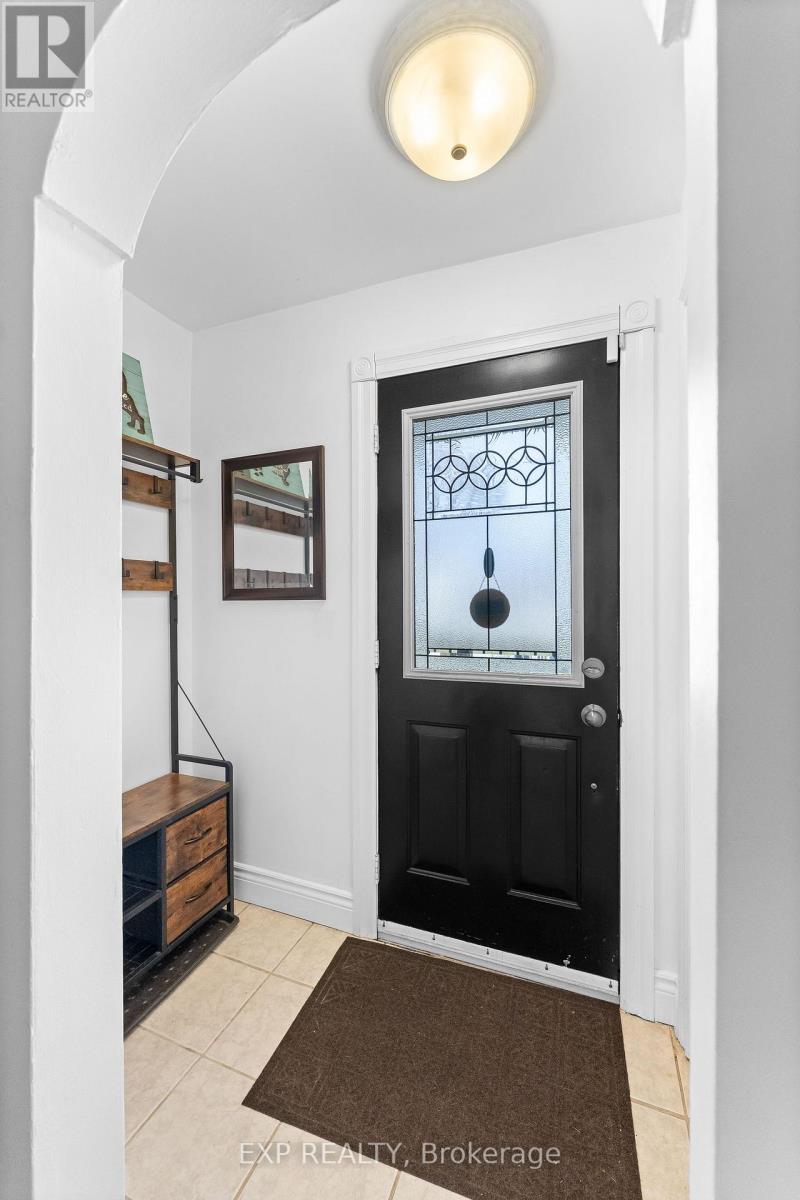 9 Parkdale Drive, Thorold, Ontario  L2V 2N5 - Photo 5 - X12930002