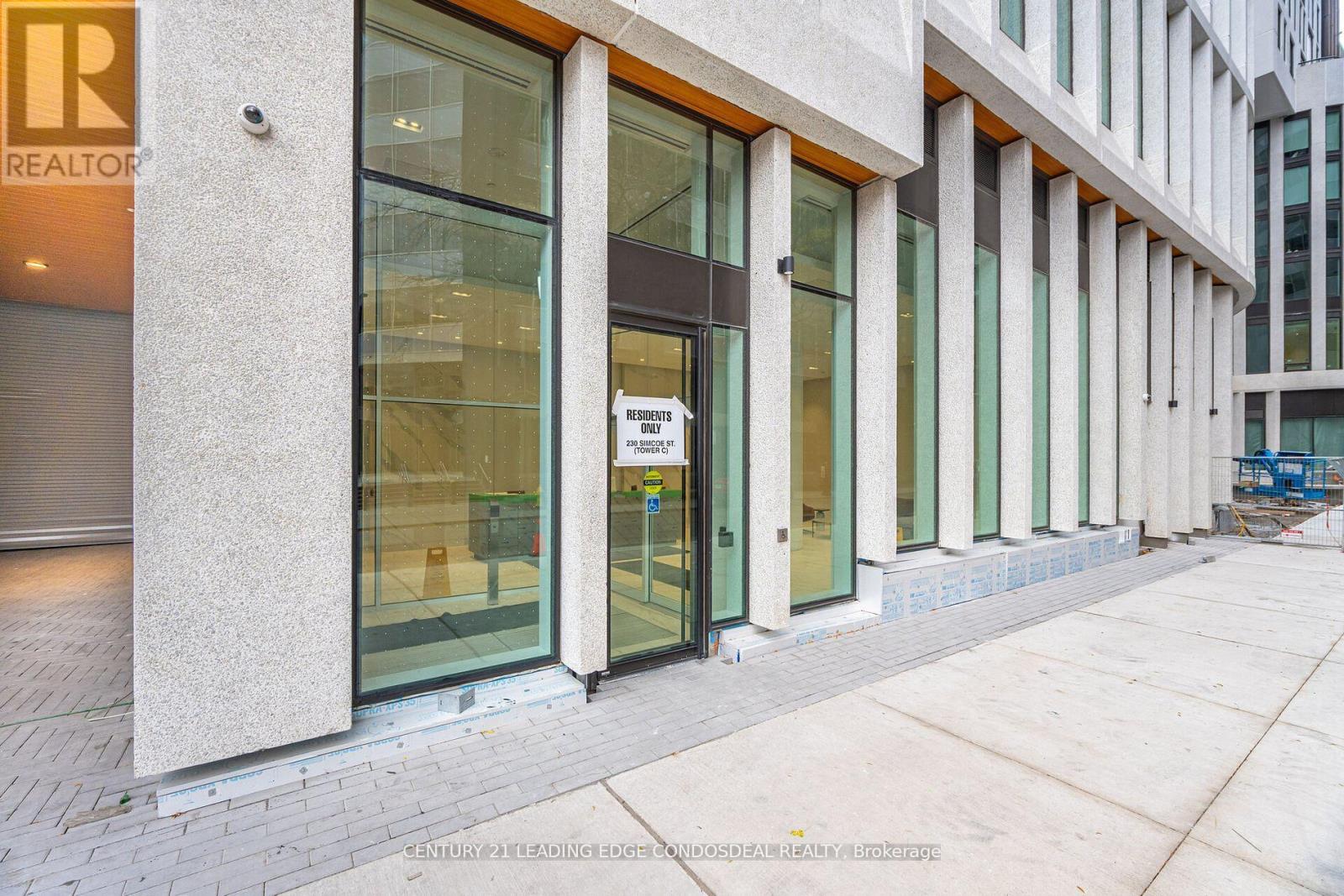 2518 - 230 Simcoe Street, Toronto (Kensington-Chinatown), Ontario  M5T 3B9 - Photo 2 - C12930184