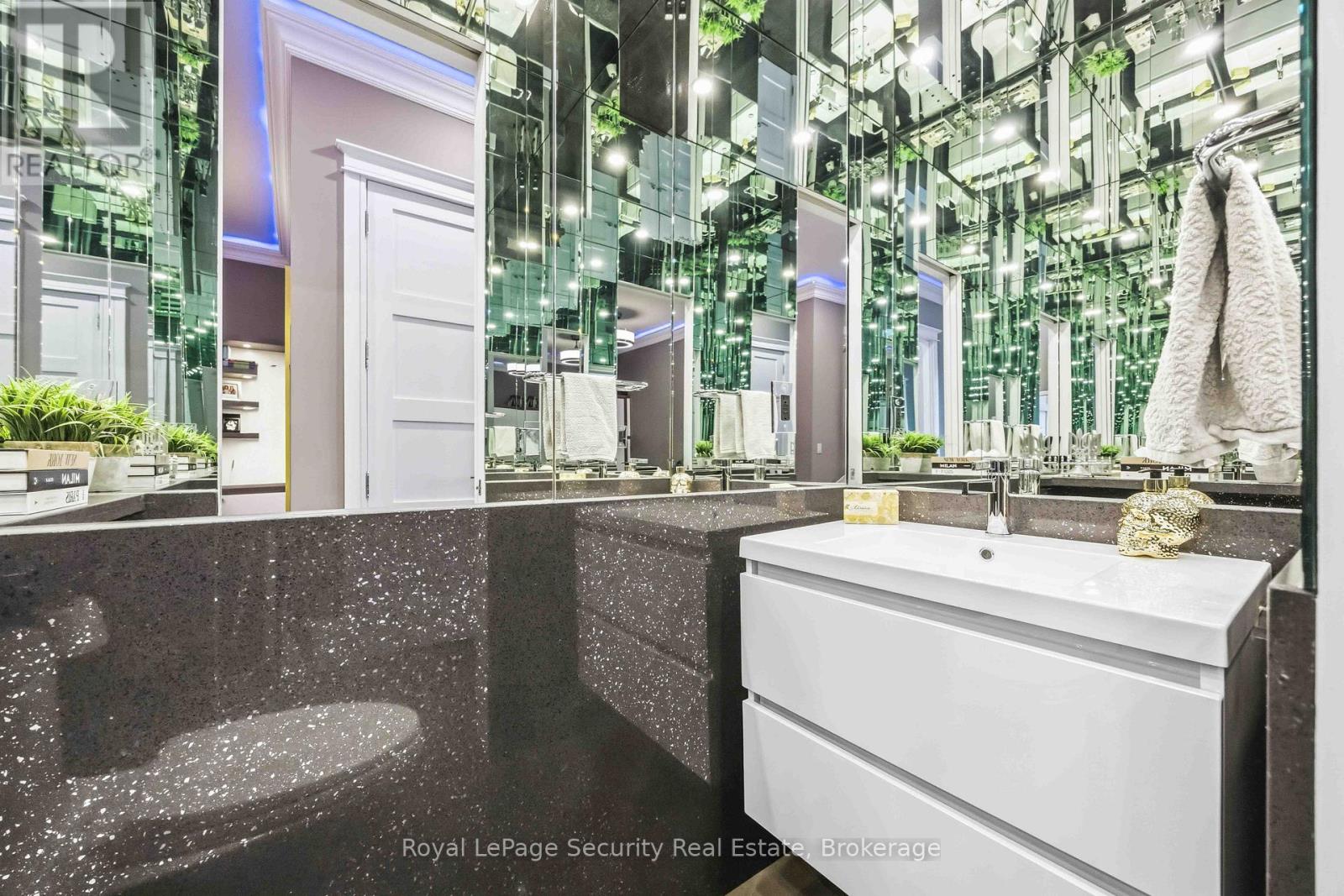 202 - 2900 Highway 7, Vaughan, Ontario  L4K 0G3 - Photo 3 - N12906980