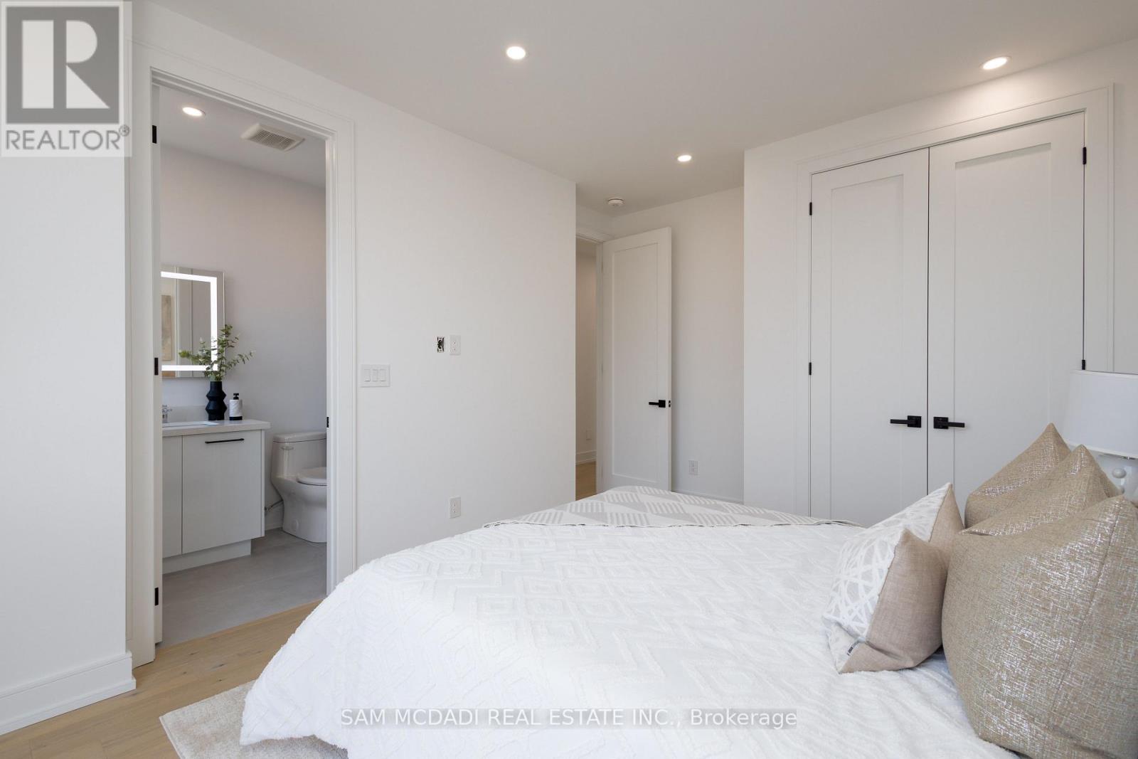 24 Twenty First Street, Toronto (New Toronto), Ontario  M8V 3L7 - Photo 24 - W12930092