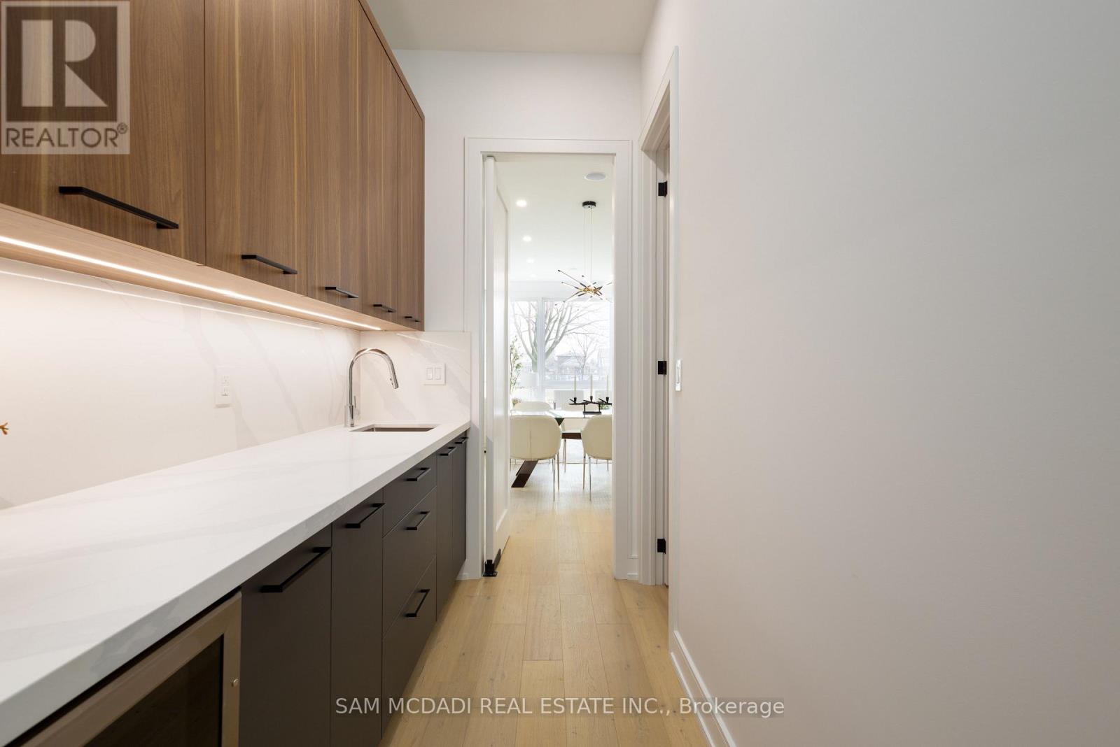 24 Twenty First Street, Toronto (New Toronto), Ontario  M8V 3L7 - Photo 6 - W12930092