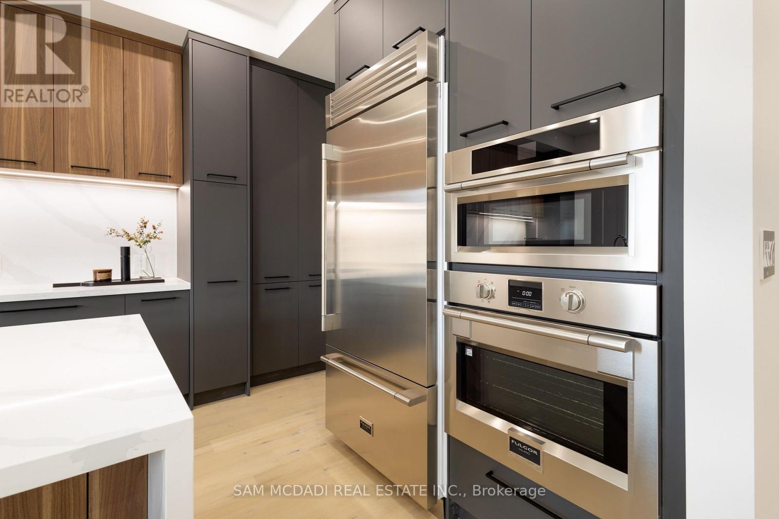 24 Twenty First Street, Toronto (New Toronto), Ontario  M8V 3L7 - Photo 9 - W12930092