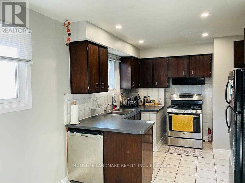 9 Terra Cotta Crescent E, Brampton, Ontario  L6W 1B9 - Photo 4 - W12930148