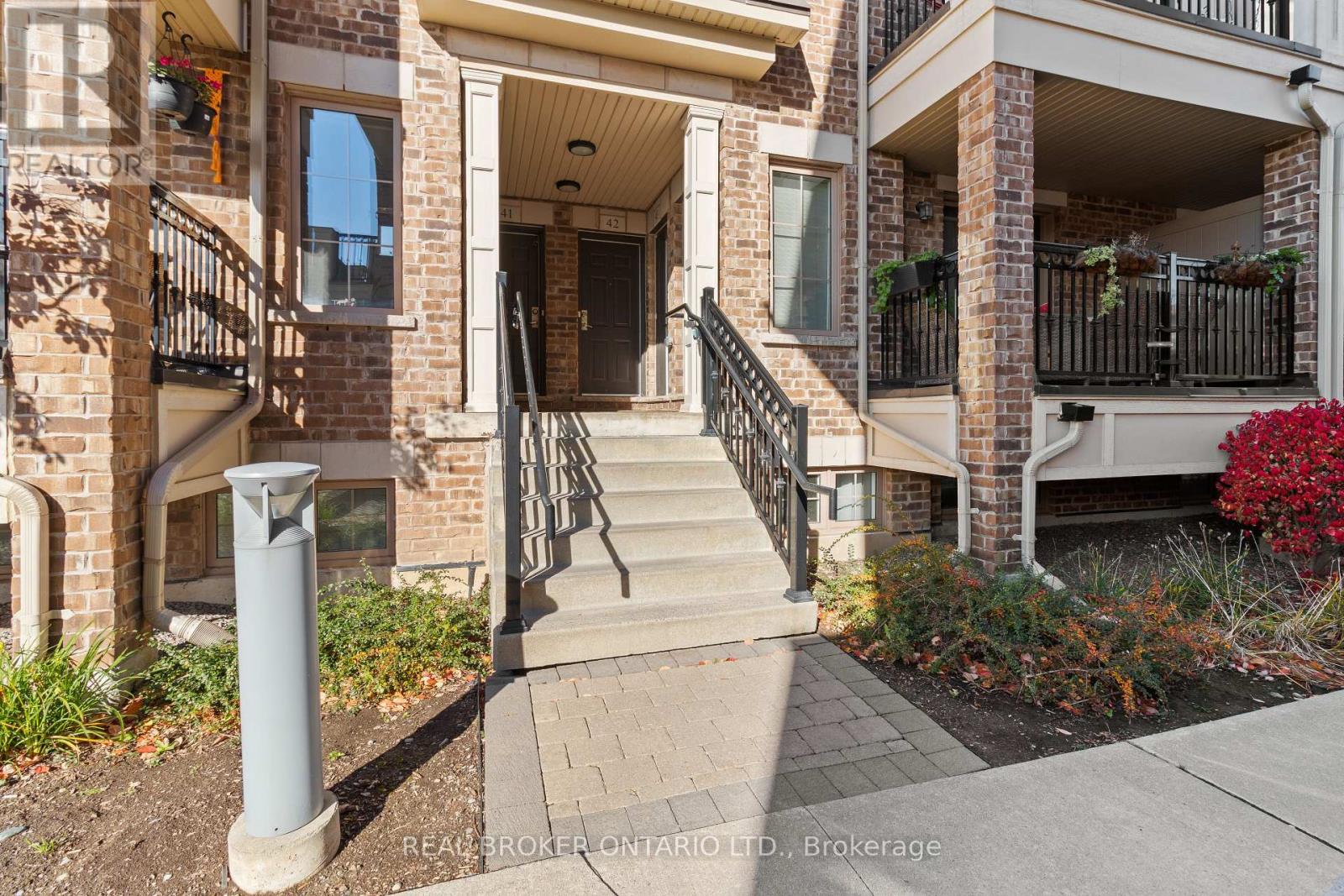 42 - 2441 Greenwich Drive N, Oakville, Ontario  L6M 0S3 - Photo 3 - W12930150