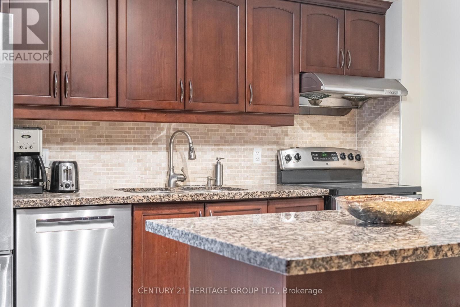 151 Perth Avenue, Toronto, Ontario  M6P 3X2 - Photo 13 - W12930160