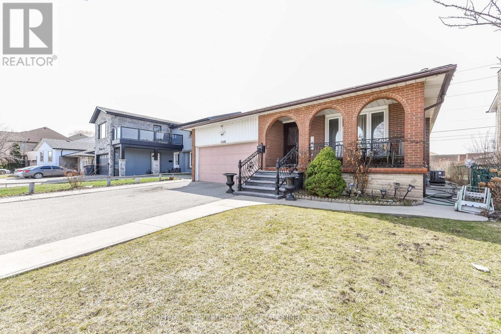 7608 Benavon Road, Mississauga, Ontario  L4T 3G3 - Photo 2 - W12930186