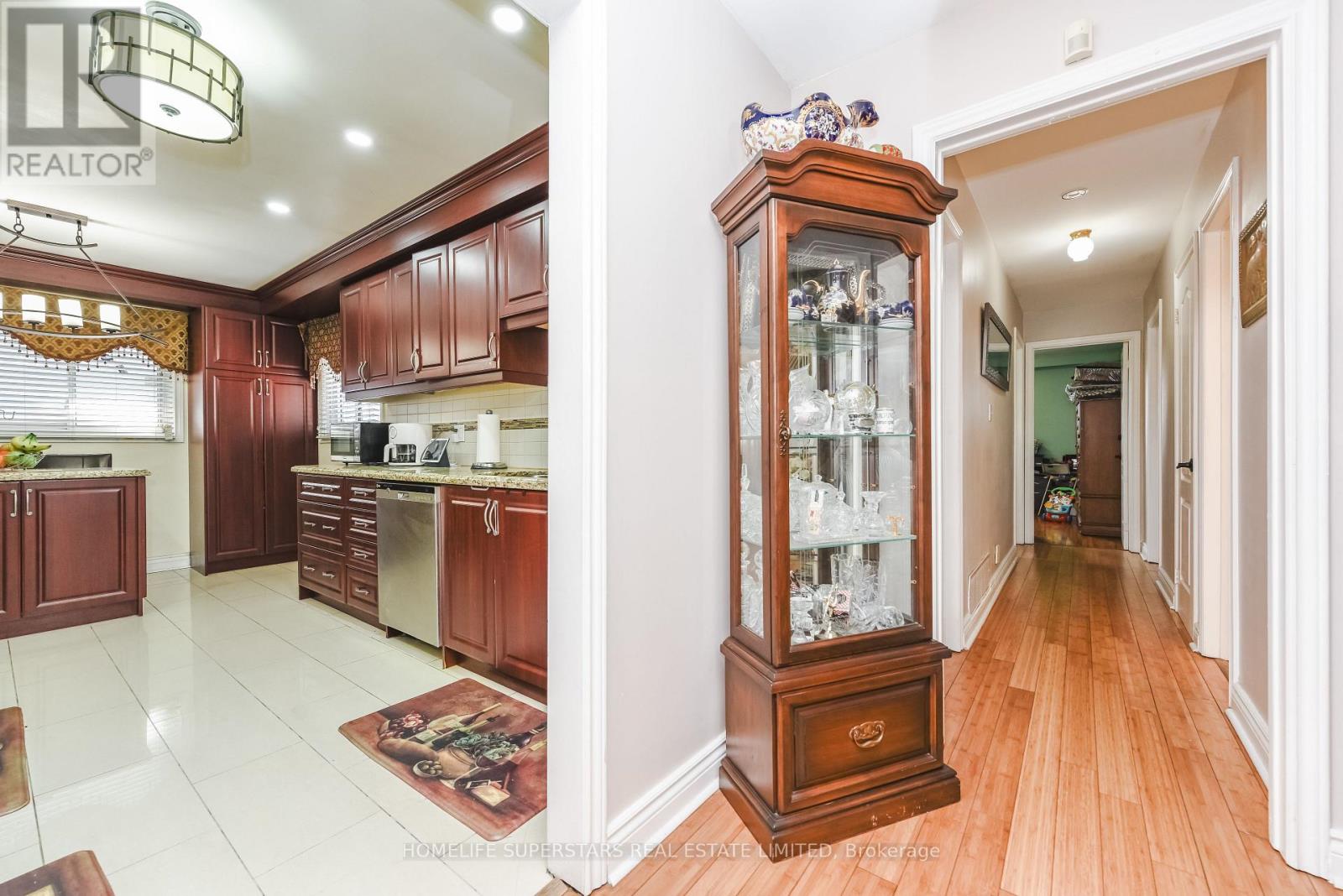 7608 Benavon Road, Mississauga, Ontario  L4T 3G3 - Photo 20 - W12930186