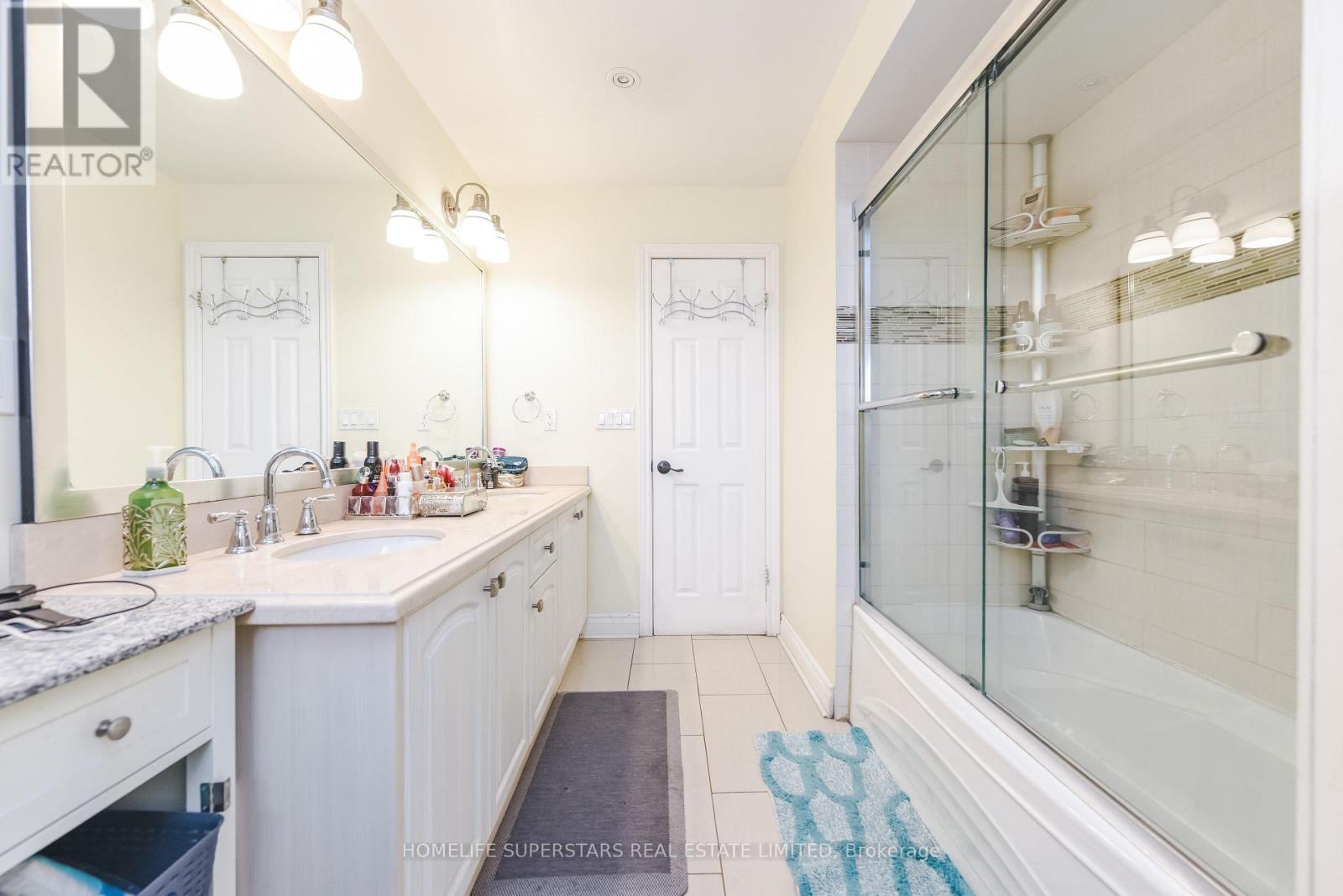 7608 Benavon Road, Mississauga, Ontario  L4T 3G3 - Photo 21 - W12930186