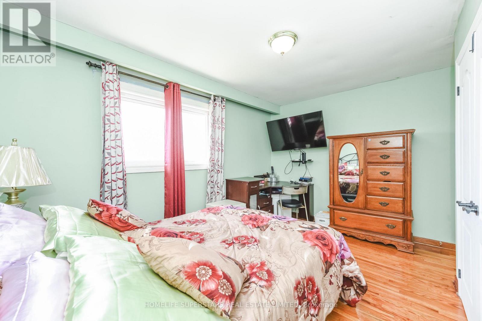 7608 Benavon Road, Mississauga, Ontario  L4T 3G3 - Photo 27 - W12930186