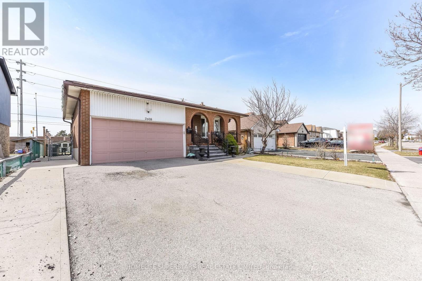 7608 Benavon Road, Mississauga, Ontario  L4T 3G3 - Photo 3 - W12930186