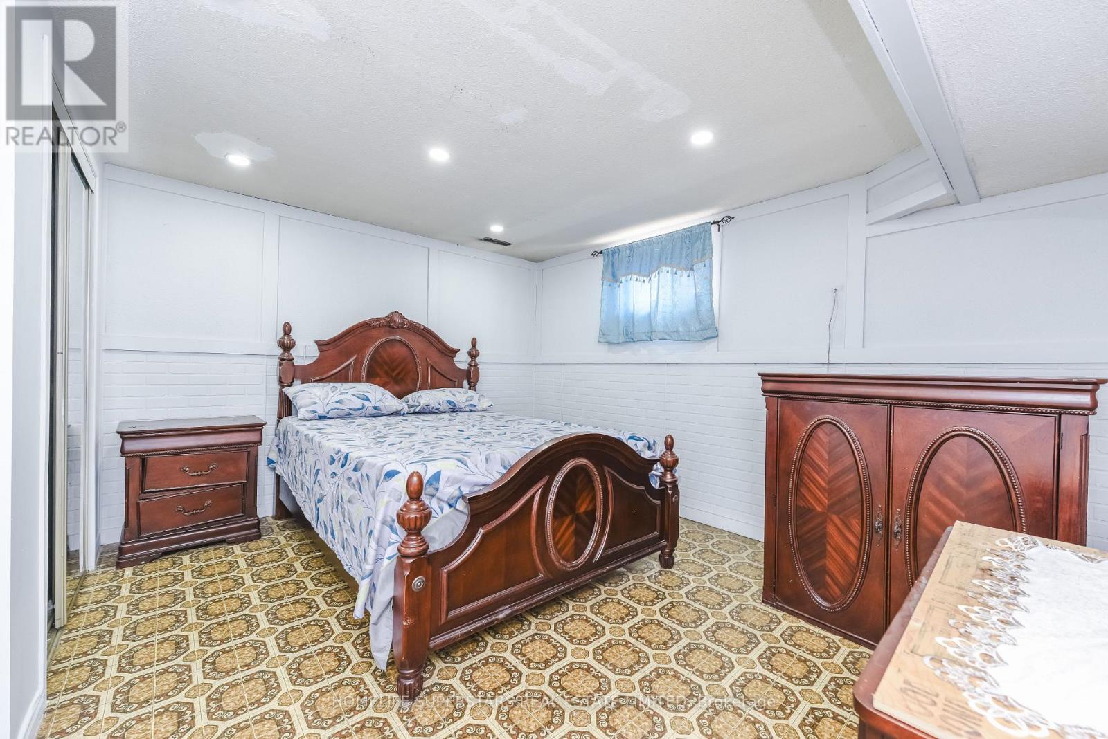 7608 Benavon Road, Mississauga, Ontario  L4T 3G3 - Photo 34 - W12930186