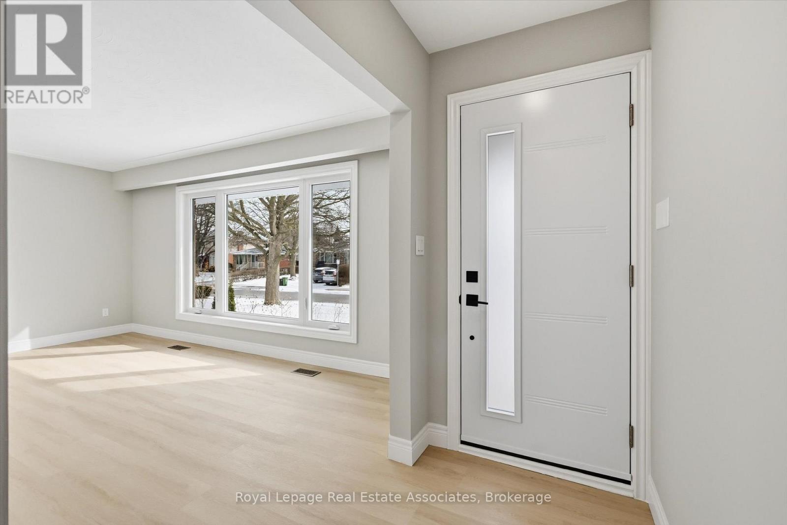 26 Geneva Drive, Hamilton, Ontario  L9C 3Z5 - Photo 4 - X12930162