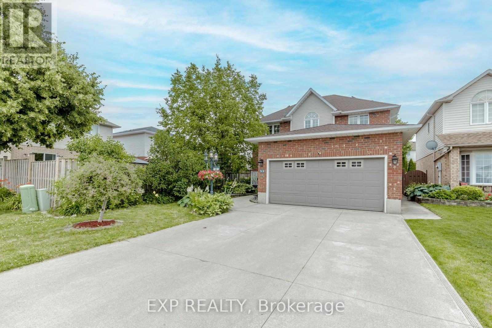 32 Vineberg Drive, Hamilton, Ontario  L9B 2P6 - Photo 2 - X12930170