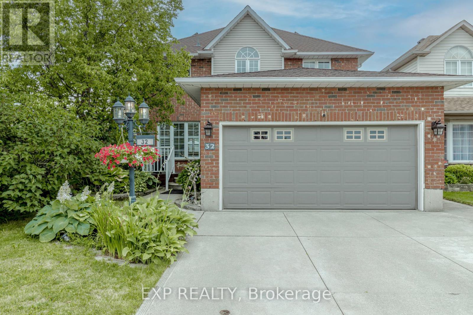 32 Vineberg Drive, Hamilton, Ontario  L9B 2P6 - Photo 3 - X12930170