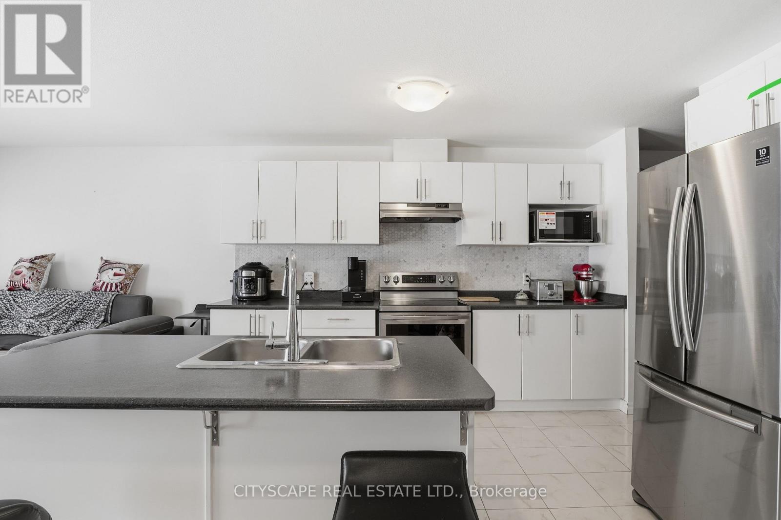 35 Woodedge Circle, Kitchener, Ontario  N2R 0P8 - Photo 10 - X12930206