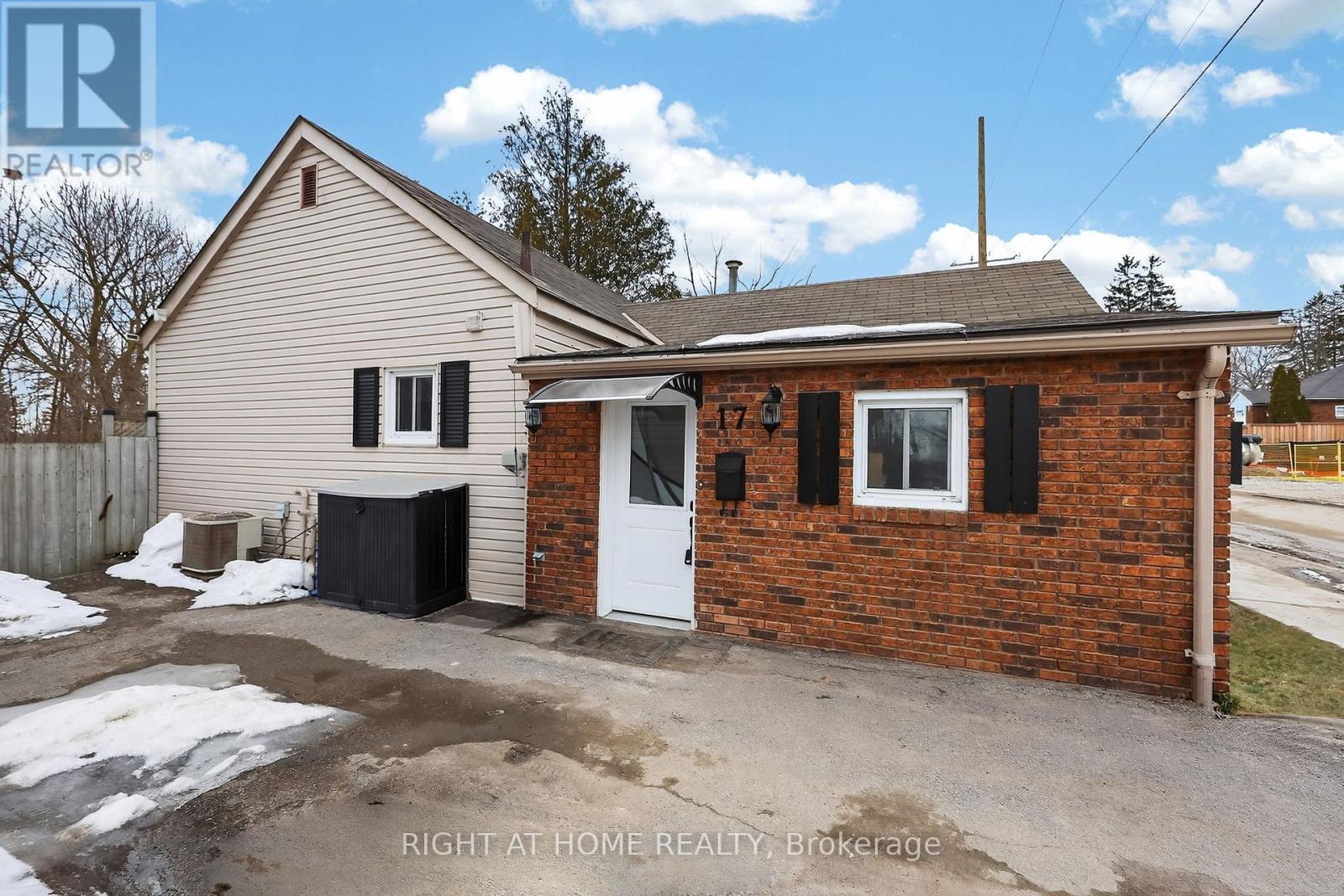 17 Grove Street W, Barrie, Ontario  L4N 1M6 - Photo 2 - S12928706