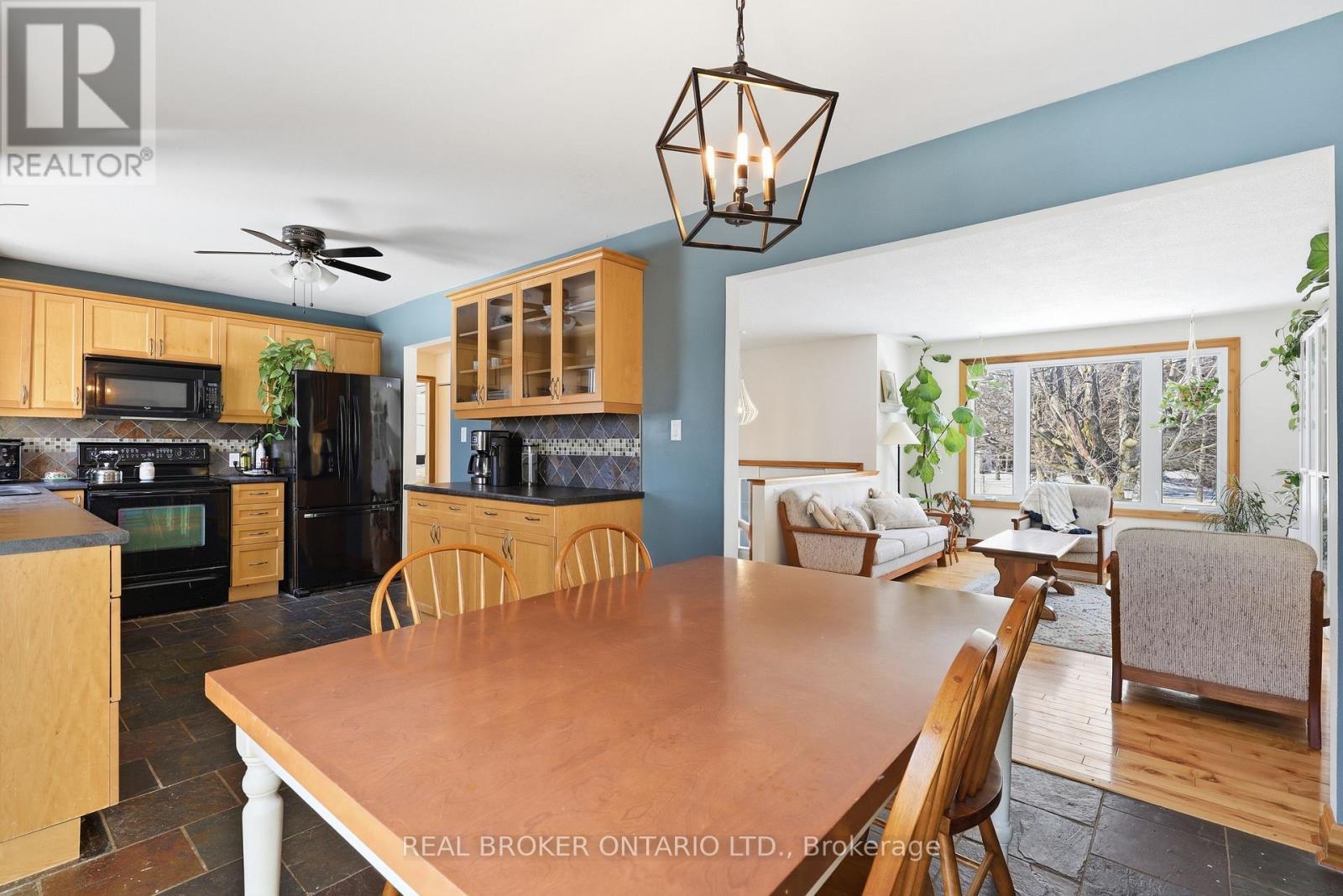 9 Pine Park Boulevard, Adjala-Tosorontio, Ontario  L0M 1J0 - Photo 6 - N12928696