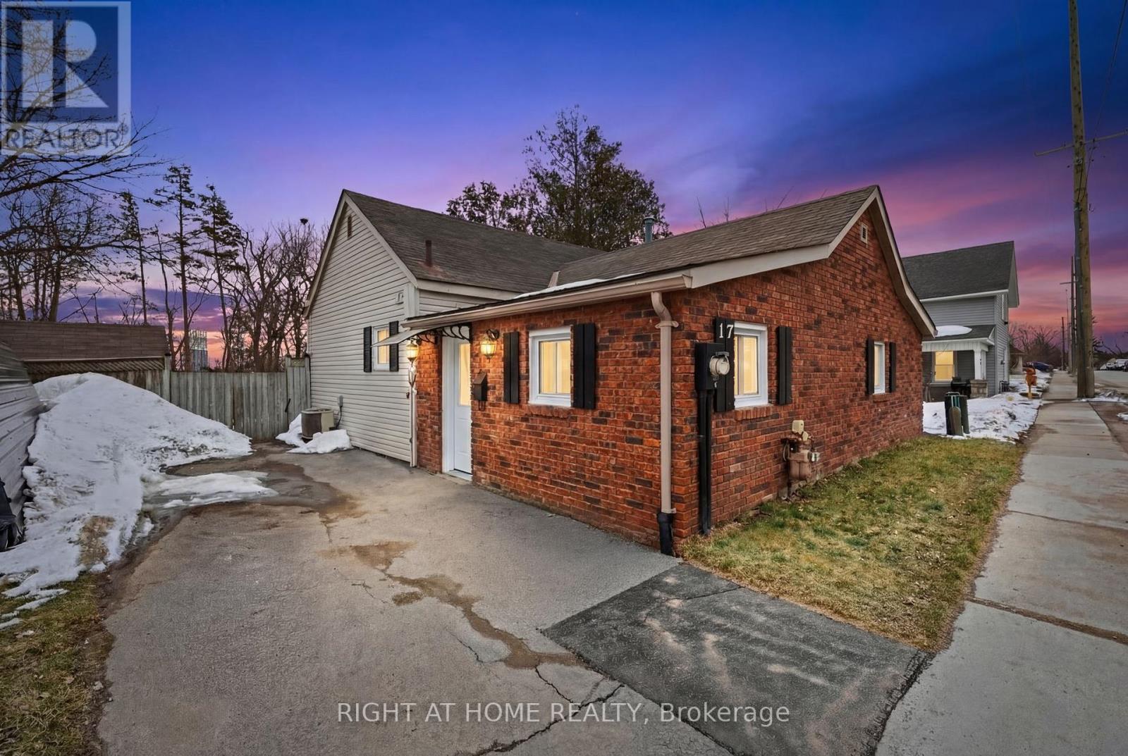 17 GROVE STREET W, Barrie, Ontario