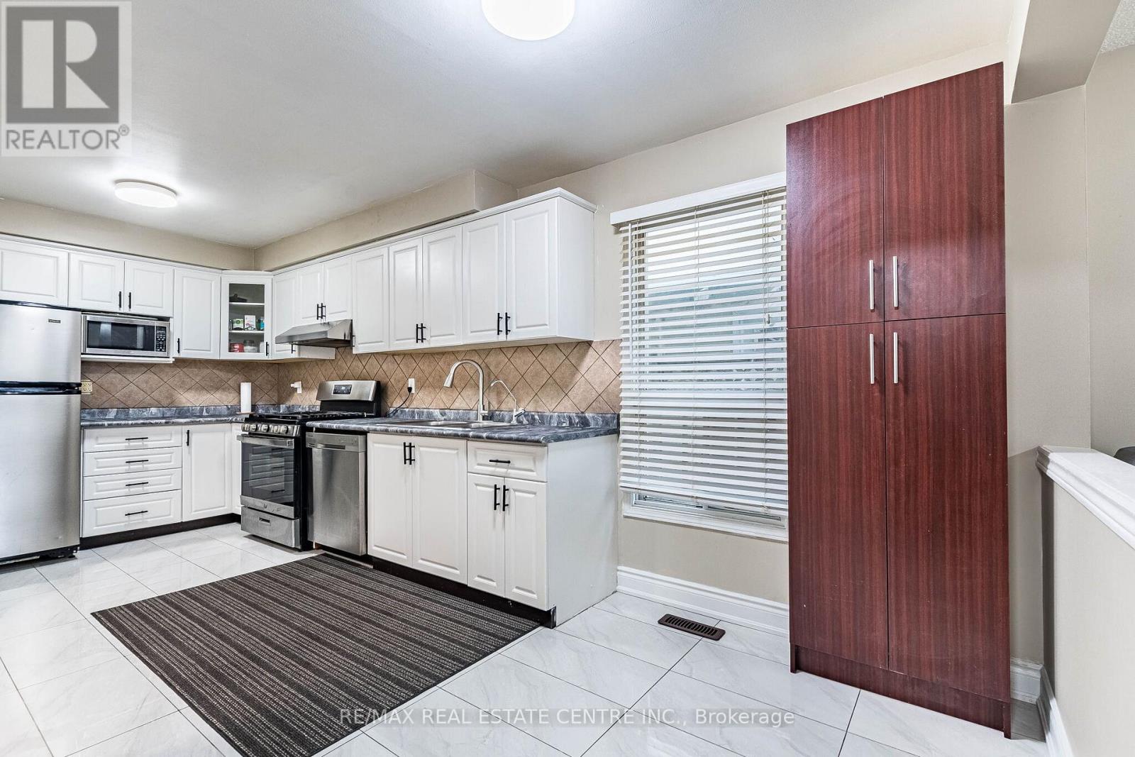 102 Timberlane Drive, Brampton, Ontario  L6Y 4V7 - Photo 8 - W12928270