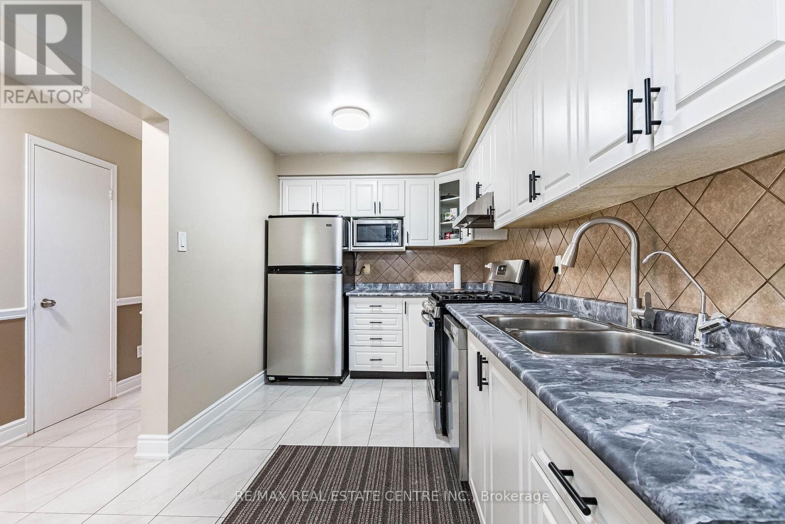 102 Timberlane Drive, Brampton, Ontario  L6Y 4V7 - Photo 9 - W12928270