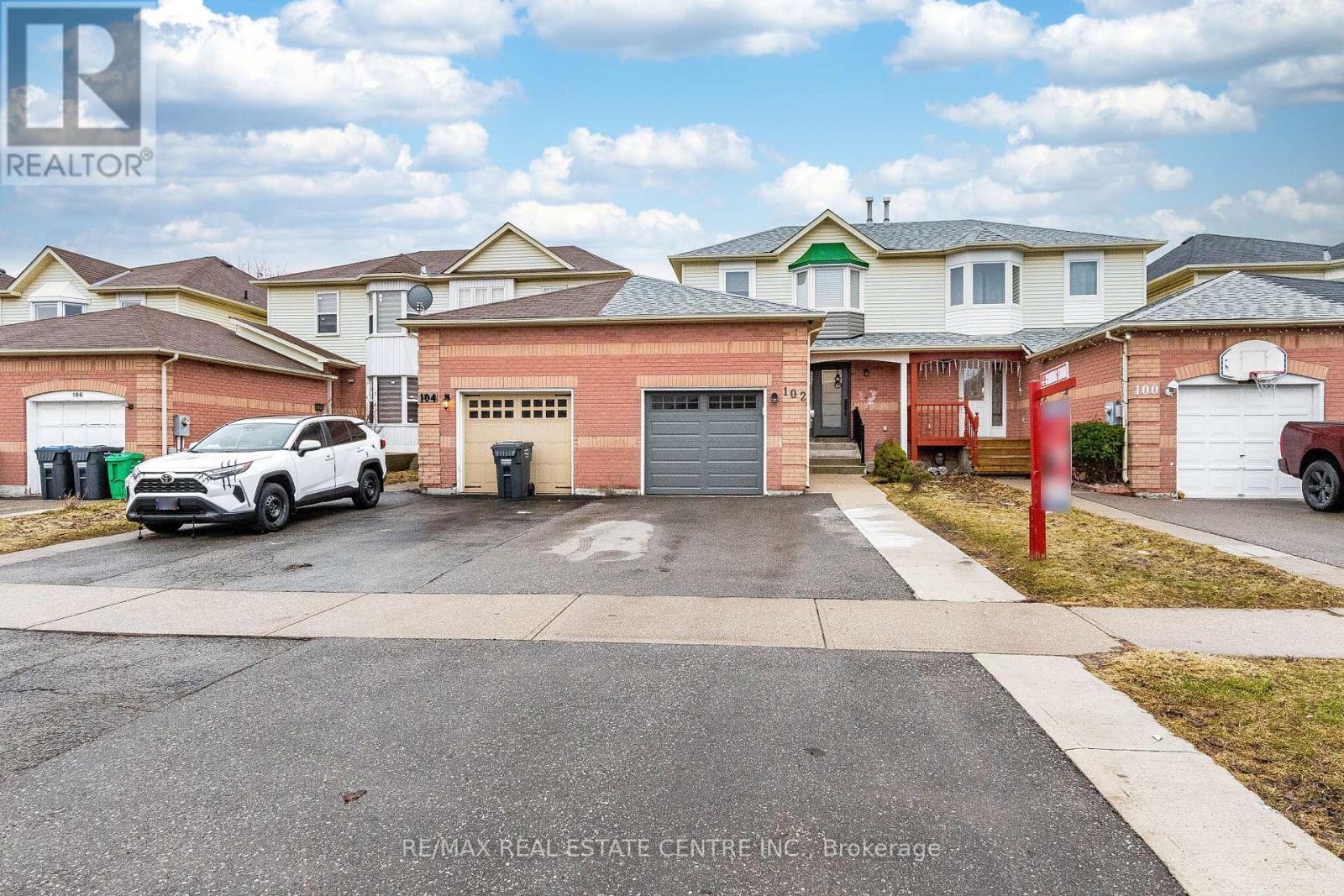 102 Timberlane Drive, Brampton, Ontario  L6Y 4V7 - Photo 3 - W12928270