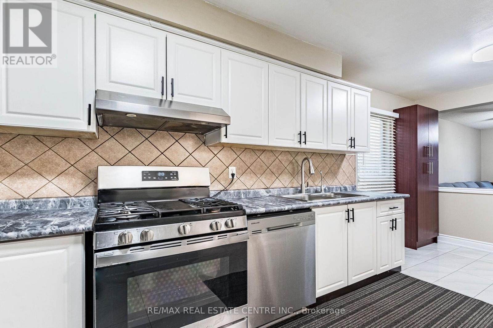 102 Timberlane Drive, Brampton, Ontario  L6Y 4V7 - Photo 10 - W12928270