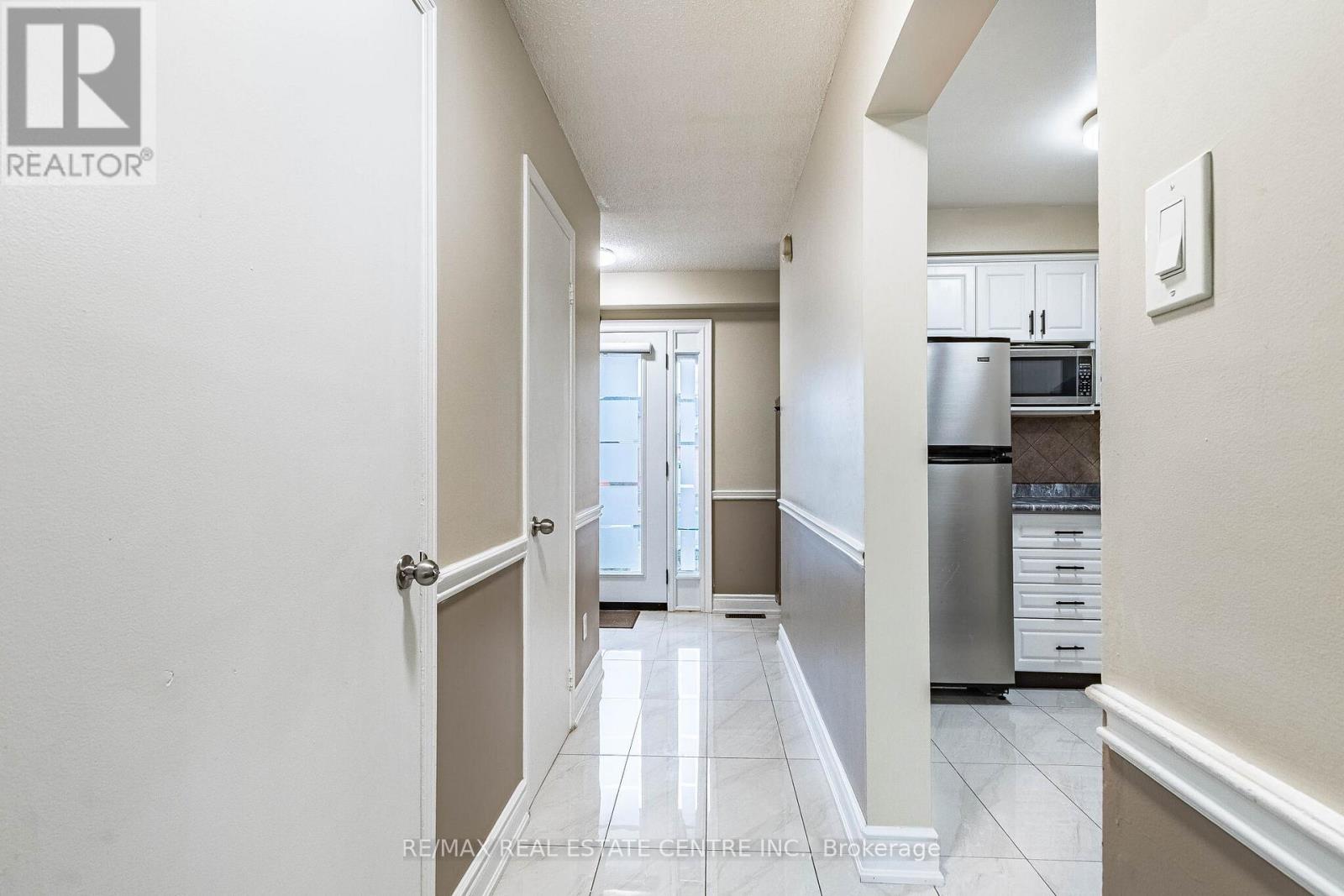 102 Timberlane Drive, Brampton, Ontario  L6Y 4V7 - Photo 7 - W12928270