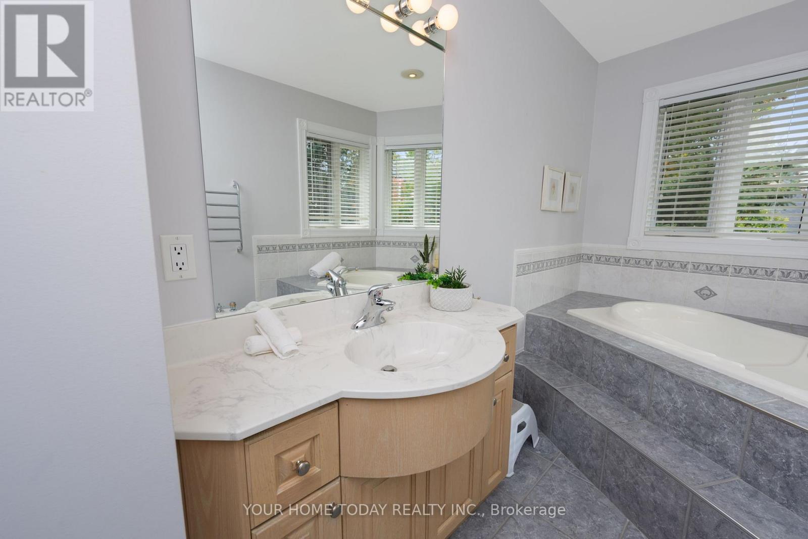 21 Turtle Lake Drive, Halton Hills, Ontario  L7J 2W7 - Photo 30 - W12928654