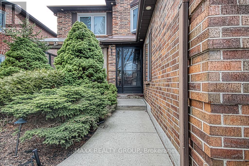 3650 Baird Court, Mississauga, Ontario  L5L 4T4 - Photo 2 - W12928676