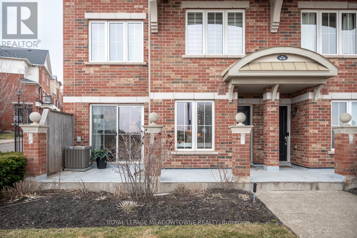 10 - 51 Hays Boulevard, Oakville, Ontario  L6H 0J1 - Photo 2 - W12928688