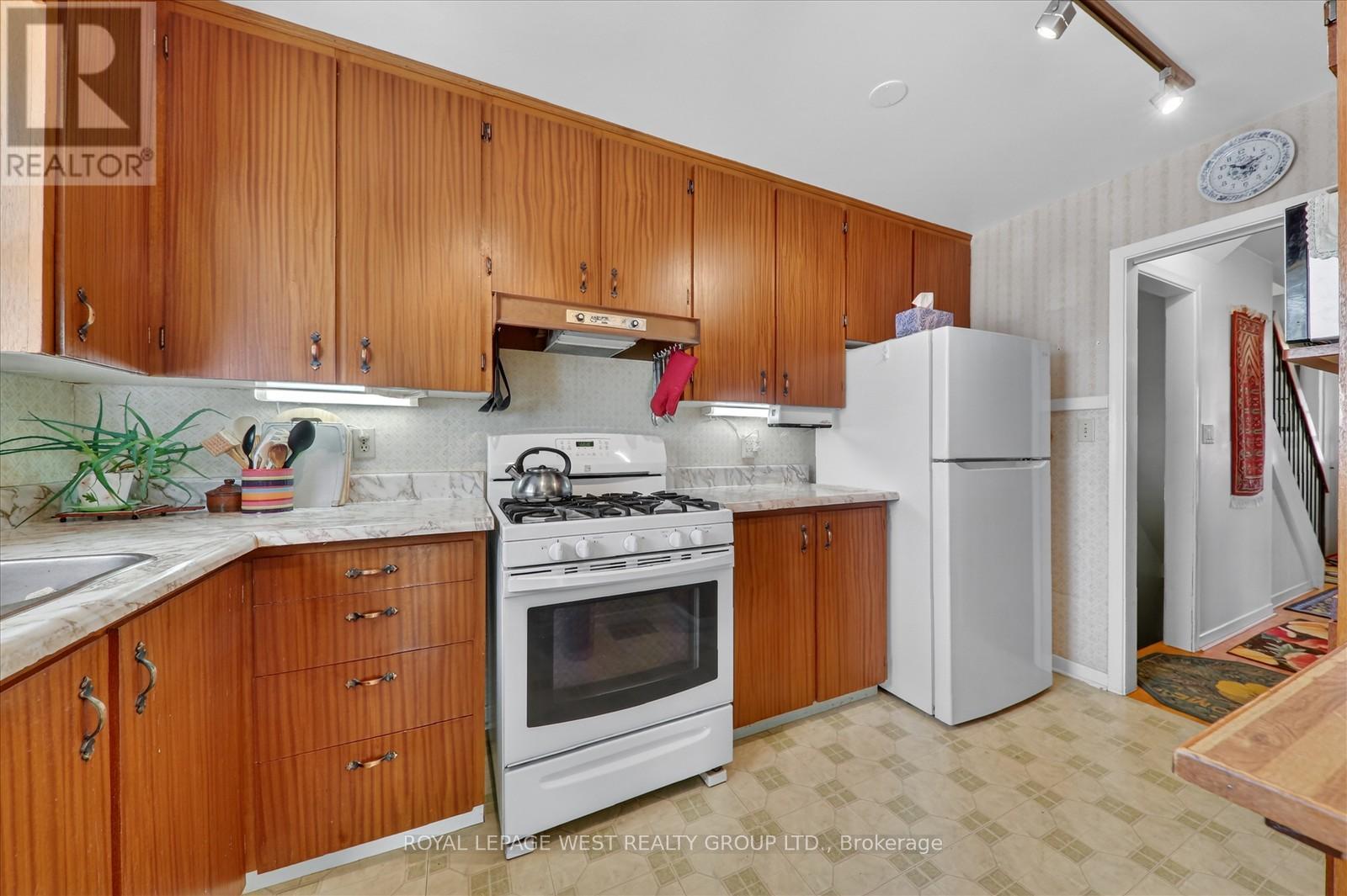 35 Roxaline Street, Toronto, Ontario  M9P 2Z1 - Photo 9 - W12928724