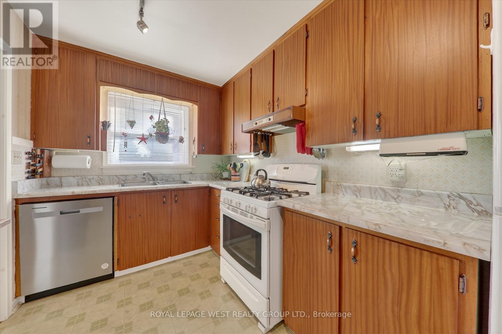 35 Roxaline Street, Toronto, Ontario  M9P 2Z1 - Photo 7 - W12928724