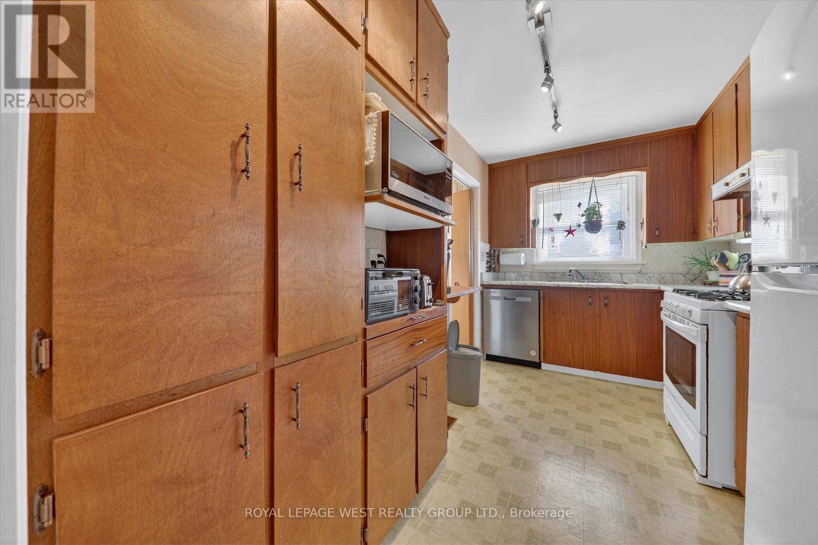 35 Roxaline Street, Toronto, Ontario  M9P 2Z1 - Photo 6 - W12928724