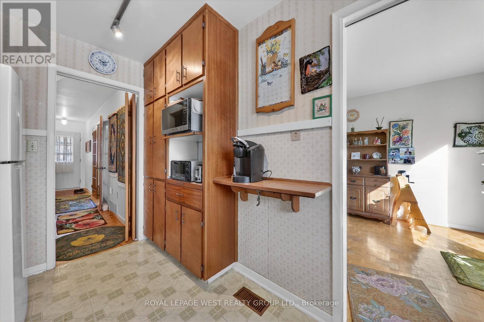 35 Roxaline Street, Toronto, Ontario  M9P 2Z1 - Photo 8 - W12928724