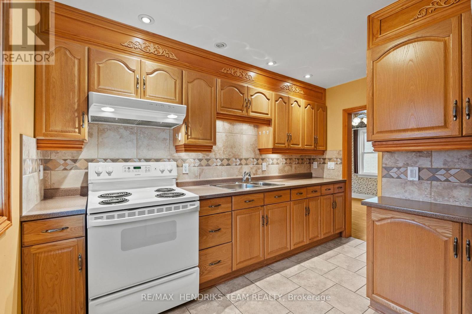 27 Lorne Street, St. Catharines, Ontario  L2P 3C6 - Photo 10 - X12930264