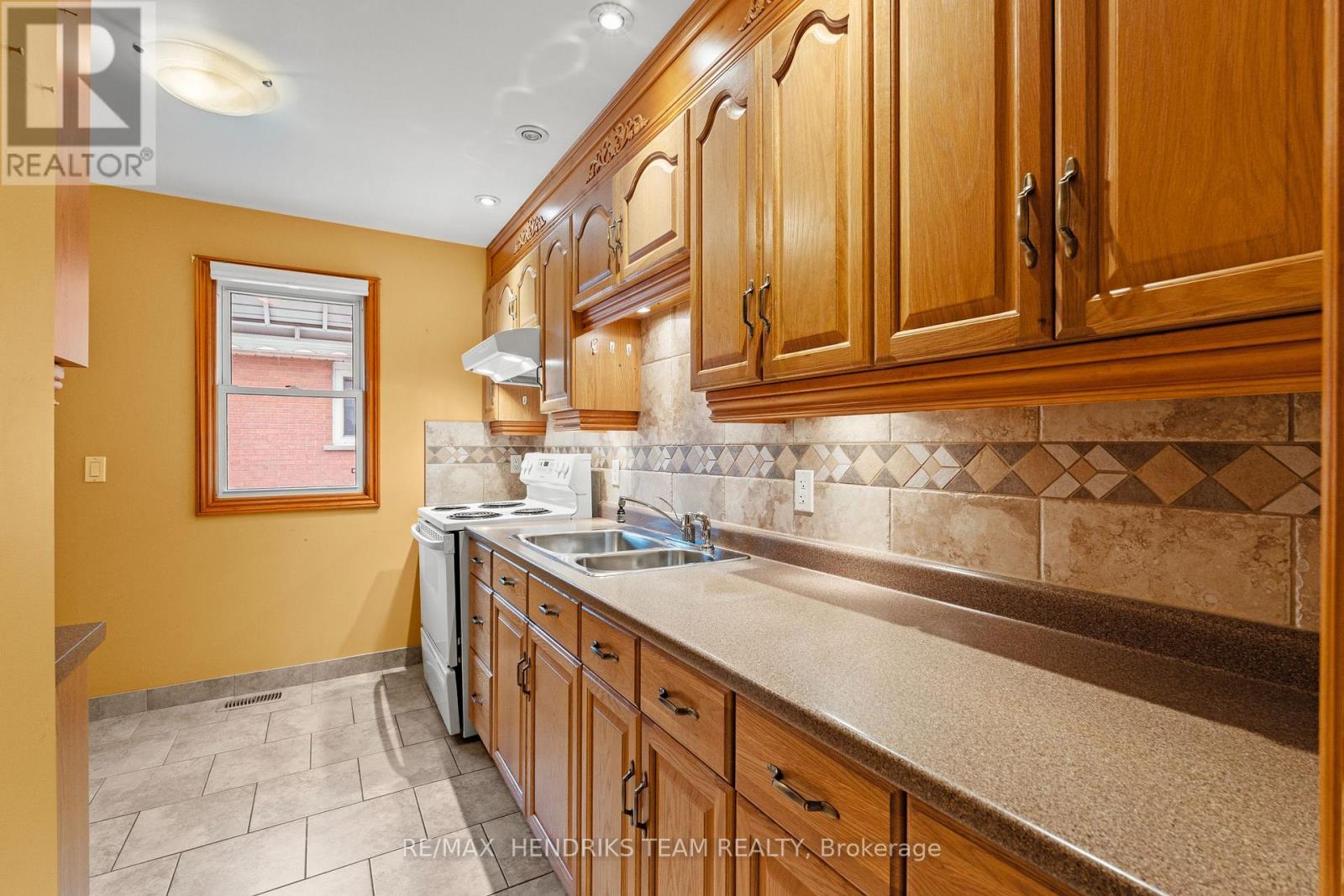 27 Lorne Street, St. Catharines, Ontario  L2P 3C6 - Photo 11 - X12930264