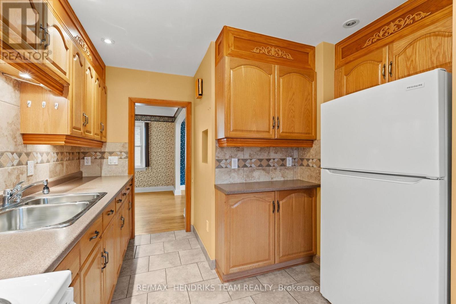 27 Lorne Street, St. Catharines, Ontario  L2P 3C6 - Photo 12 - X12930264