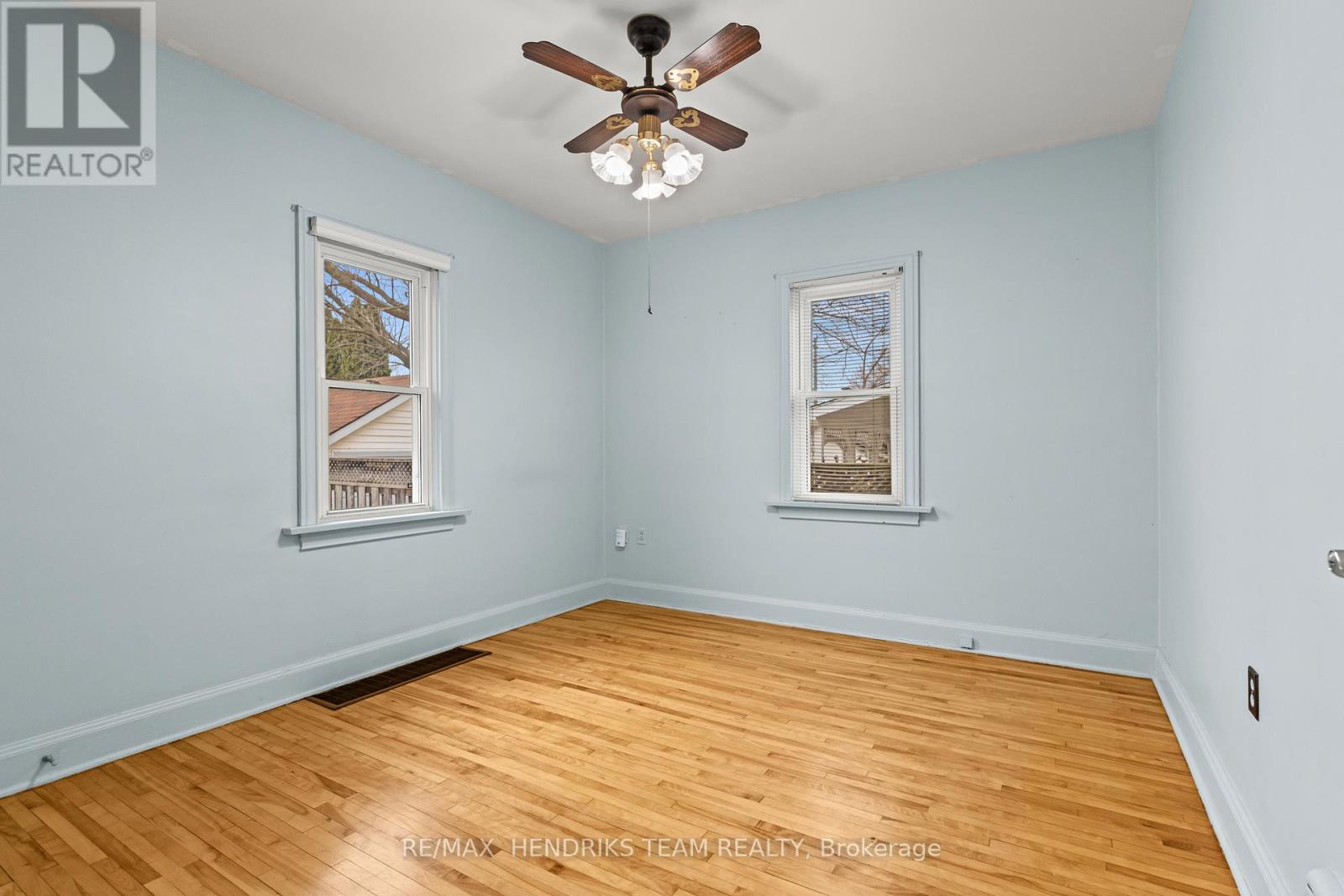 27 Lorne Street, St. Catharines, Ontario  L2P 3C6 - Photo 13 - X12930264