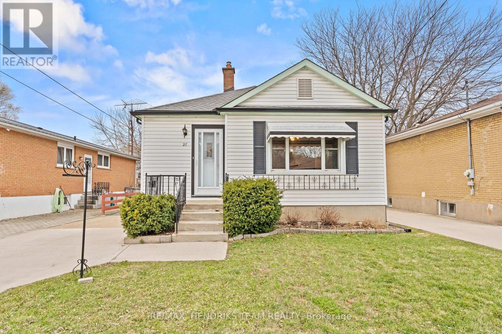 27 Lorne Street, St. Catharines, Ontario  L2P 3C6 - Photo 3 - X12930264