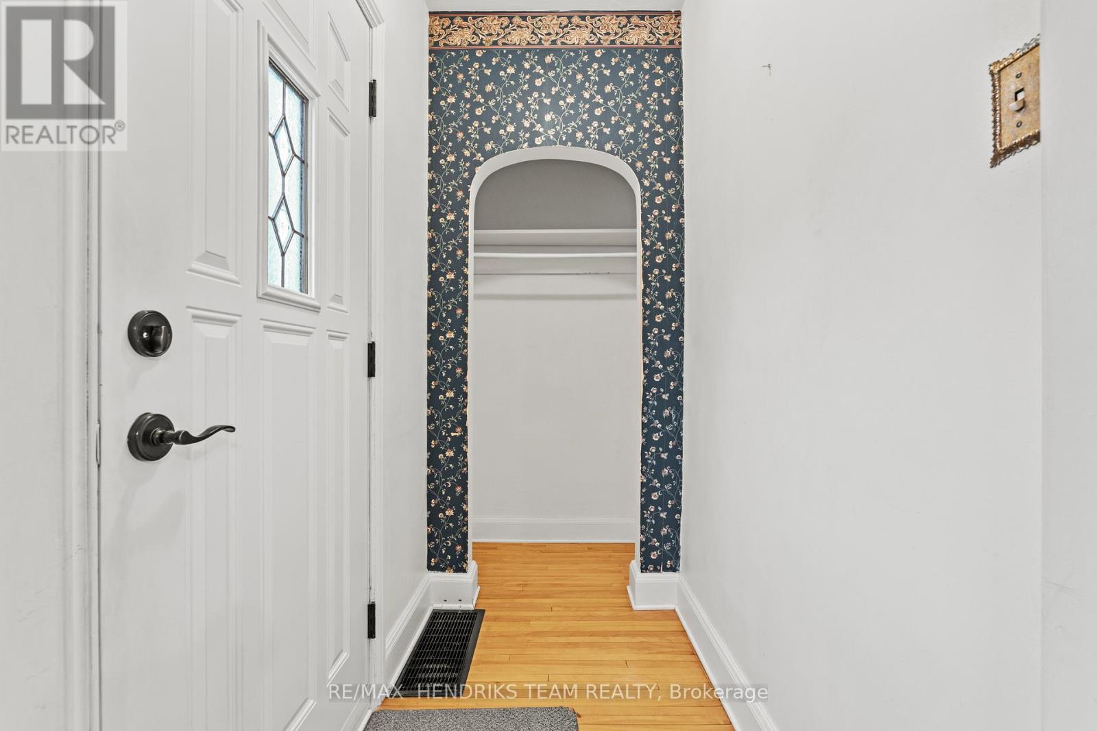 27 Lorne Street, St. Catharines, Ontario  L2P 3C6 - Photo 4 - X12930264