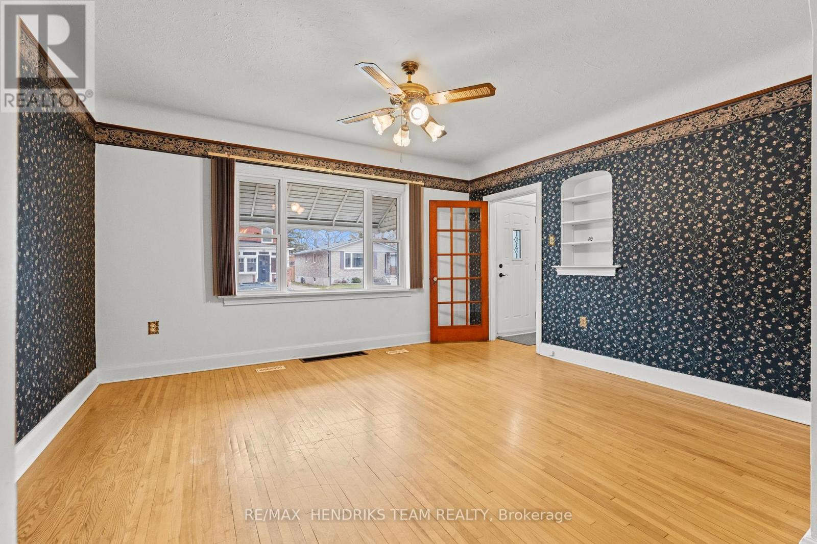 27 Lorne Street, St. Catharines, Ontario  L2P 3C6 - Photo 5 - X12930264