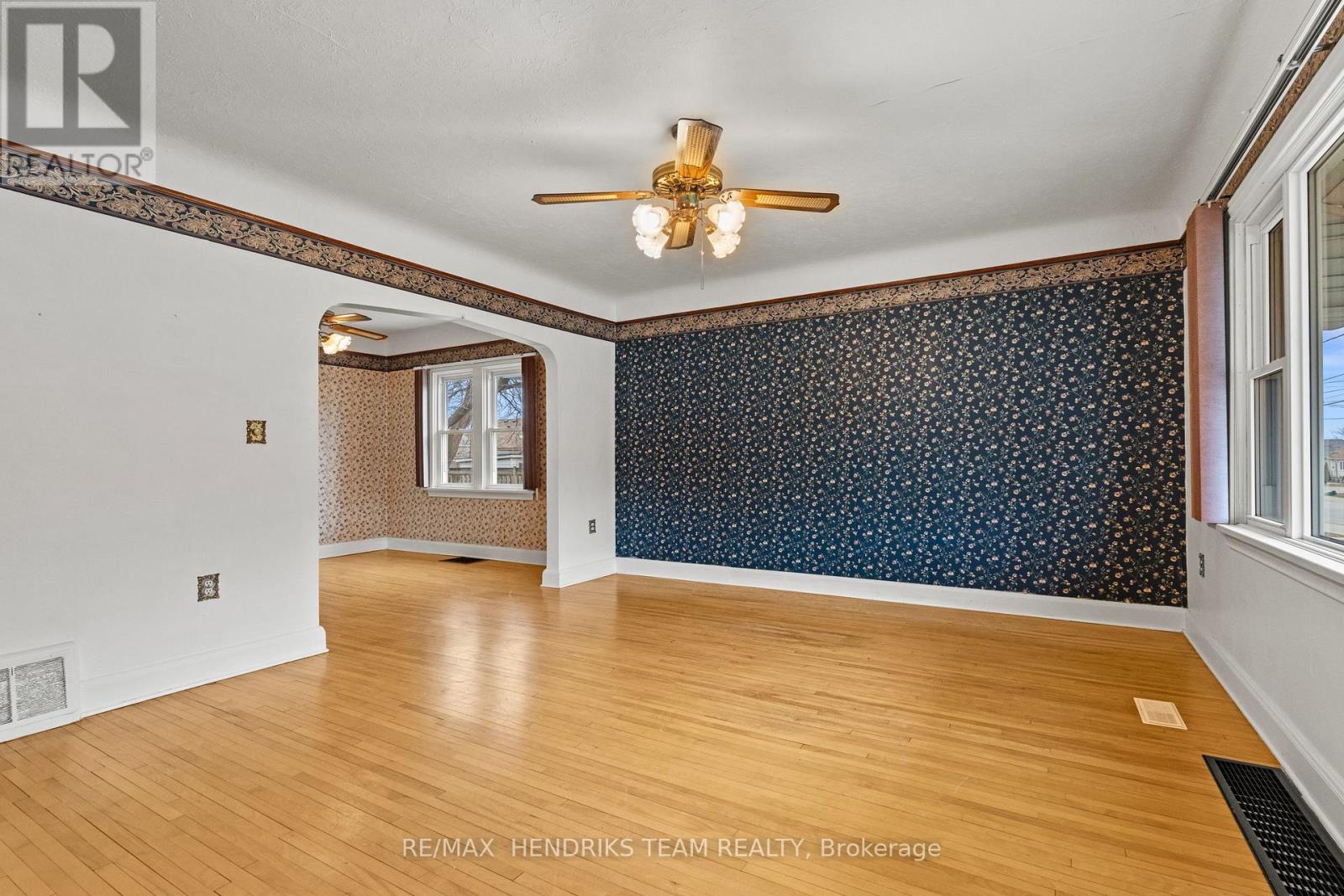 27 Lorne Street, St. Catharines, Ontario  L2P 3C6 - Photo 7 - X12930264