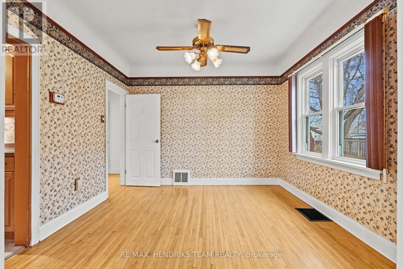 27 Lorne Street, St. Catharines, Ontario  L2P 3C6 - Photo 8 - X12930264