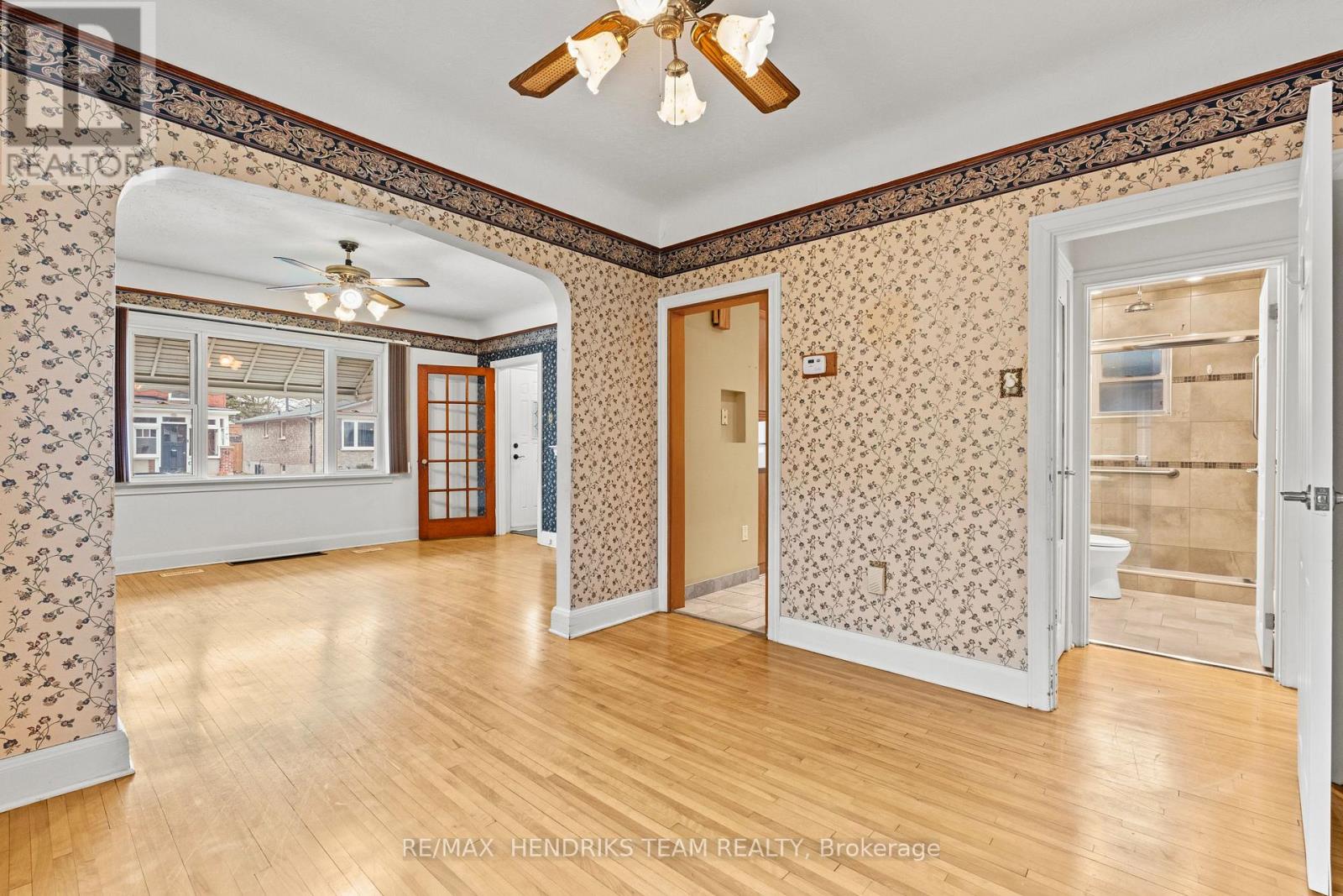 27 Lorne Street, St. Catharines, Ontario  L2P 3C6 - Photo 9 - X12930264