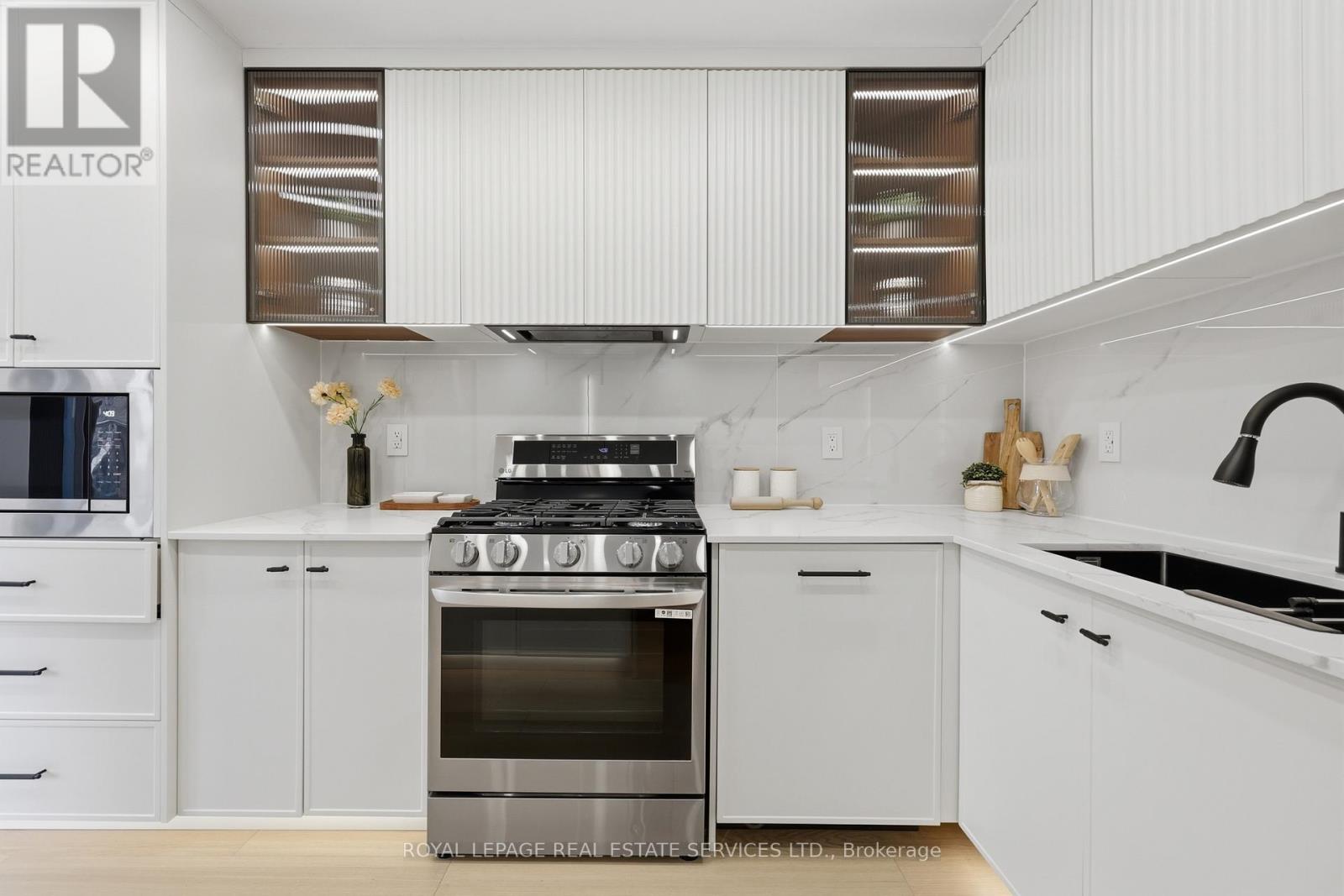 1332 Quinpool Court, Mississauga, Ontario  L5C 4J3 - Photo 18 - W12920398