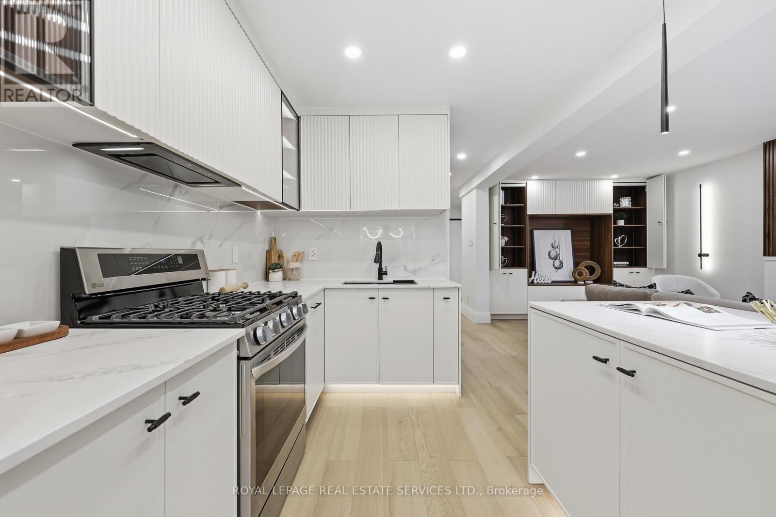 1332 Quinpool Court, Mississauga, Ontario  L5C 4J3 - Photo 17 - W12920398