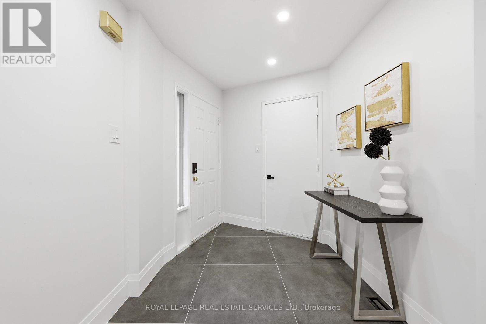 1332 Quinpool Court, Mississauga, Ontario  L5C 4J3 - Photo 11 - W12920398